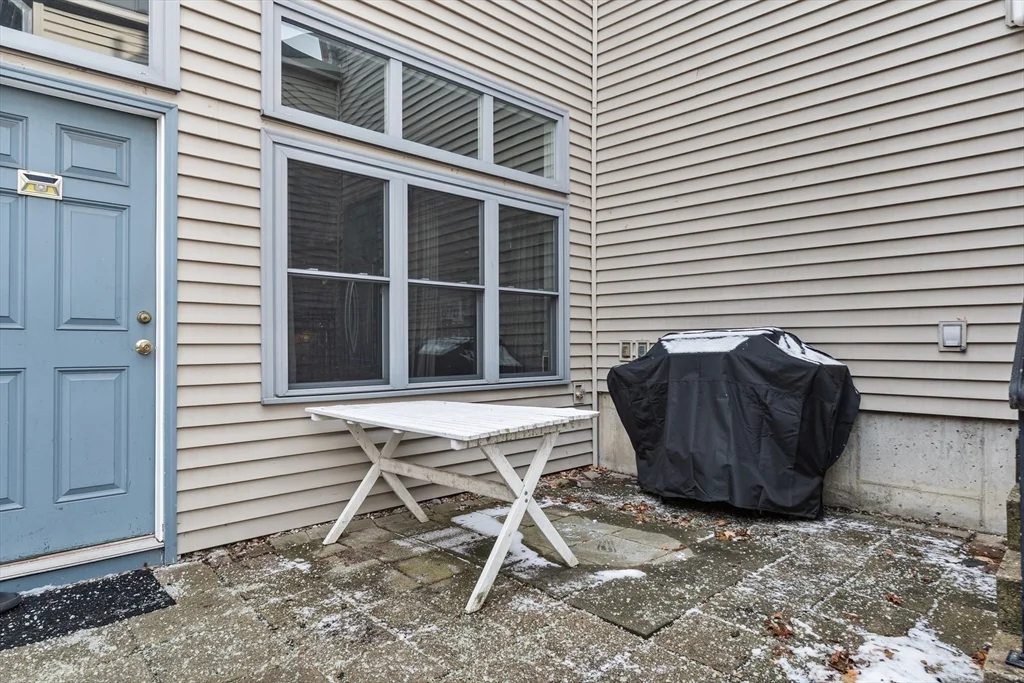 2 bed, 1 bath apartment for rent at 2 Eileen Cir Unit 2, Jamaica Plain — photo 12 of 13