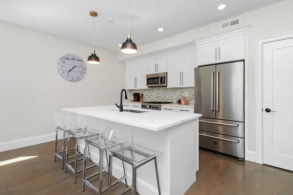 2 bed, 2 bath apartment for rent at 2 Elm St Unit 3A, Dorchester — photo 3 of 28