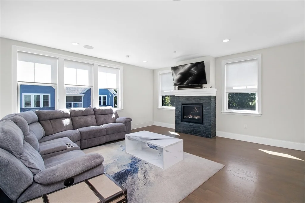 2 bed, 2 bath apartment for rent at 2 Elm St Unit 3A, Dorchester — photo 4 of 28
