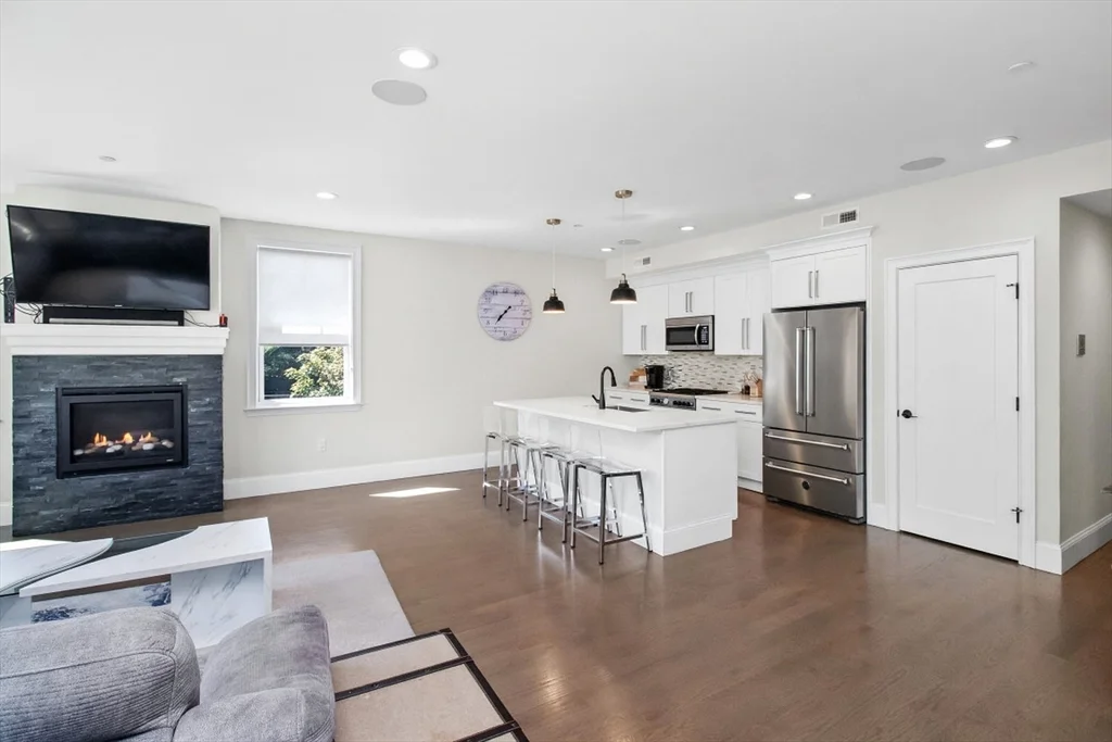 2 bed, 2 bath apartment for rent at 2 Elm St Unit 3A, Dorchester — photo 9 of 28