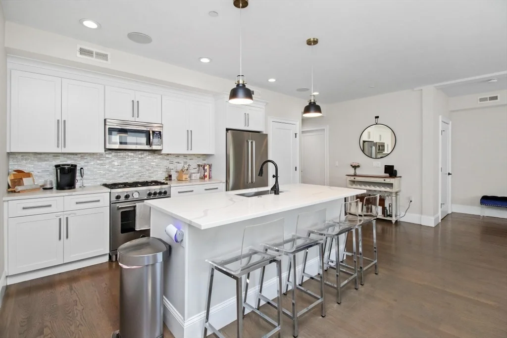 2 bed, 2 bath apartment for rent at 2 Elm St Unit 3A, Dorchester — photo 5 of 28