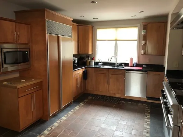 4 bed, 2 bath apartment for rent at 2 Elm Unit 1, Wellesley — photo 3 of 16