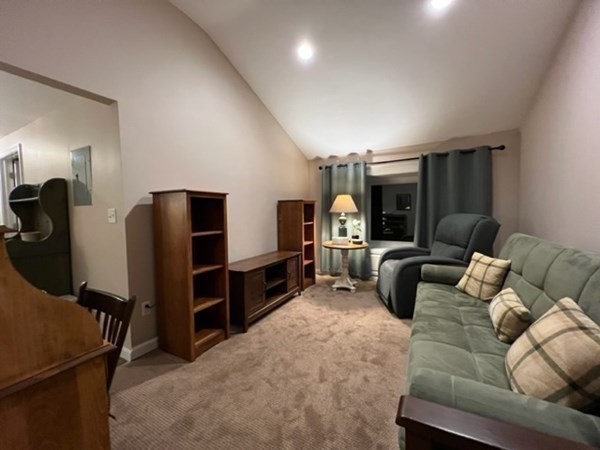 1 bed, 1 bath apartment for rent at 2 Essex Dr Unit 2, Hudson — photo 2 of 3