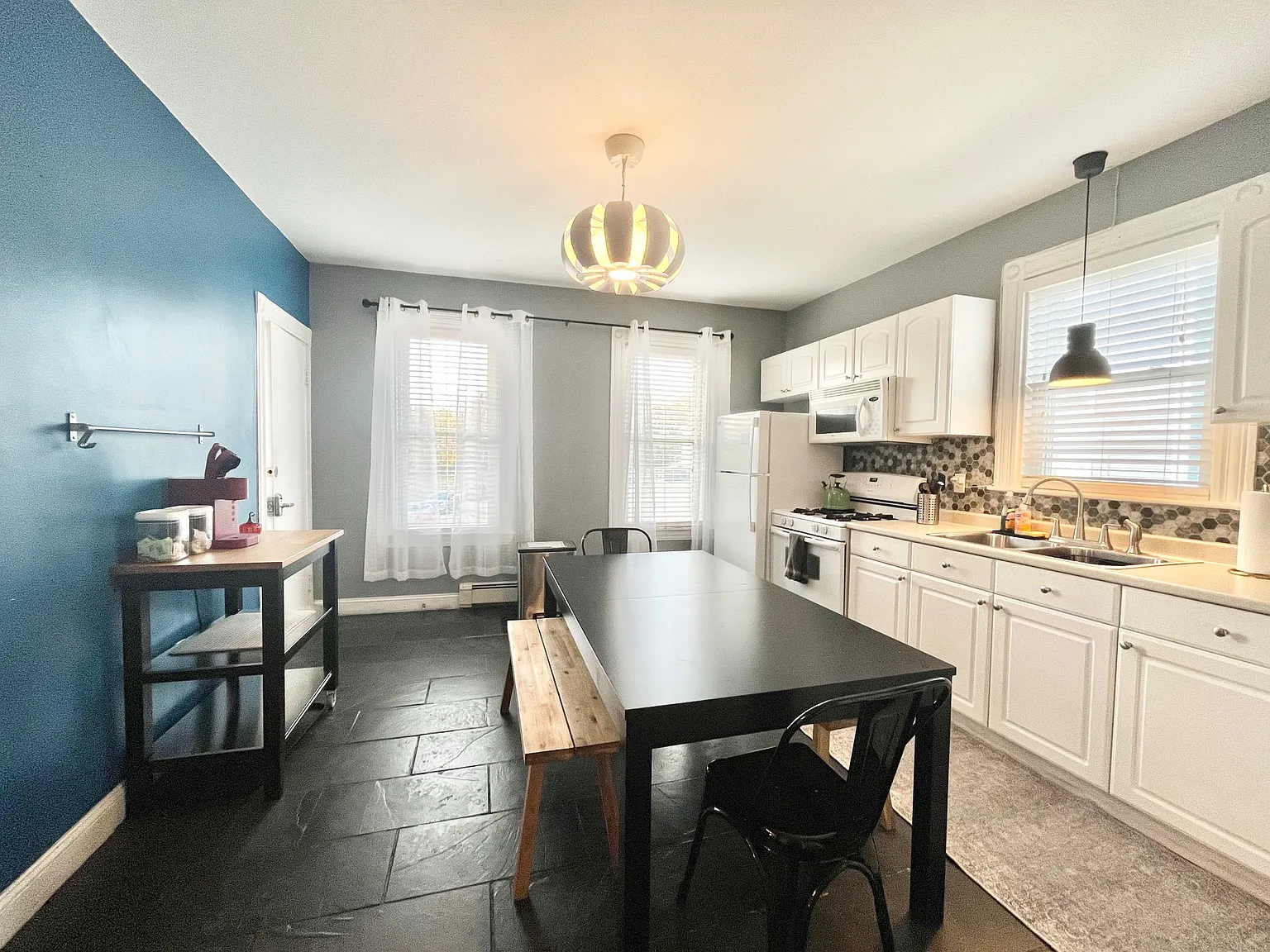 3 bed, 1 bath apartment for rent at 2 Gore St Unit 1, Mission Hill — photo 3 of 16