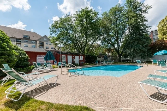 2 bed, 1 bath apartment for rent at 2 Hammond Pond Pkwy Unit 2, Chestnut Hill — photo 16 of 26