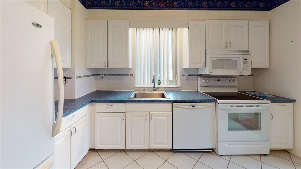 2 bed, 1 bath apartment for rent at 2 Hammond Pond Pkwy Unit 604, Newton — photo 5 of 15