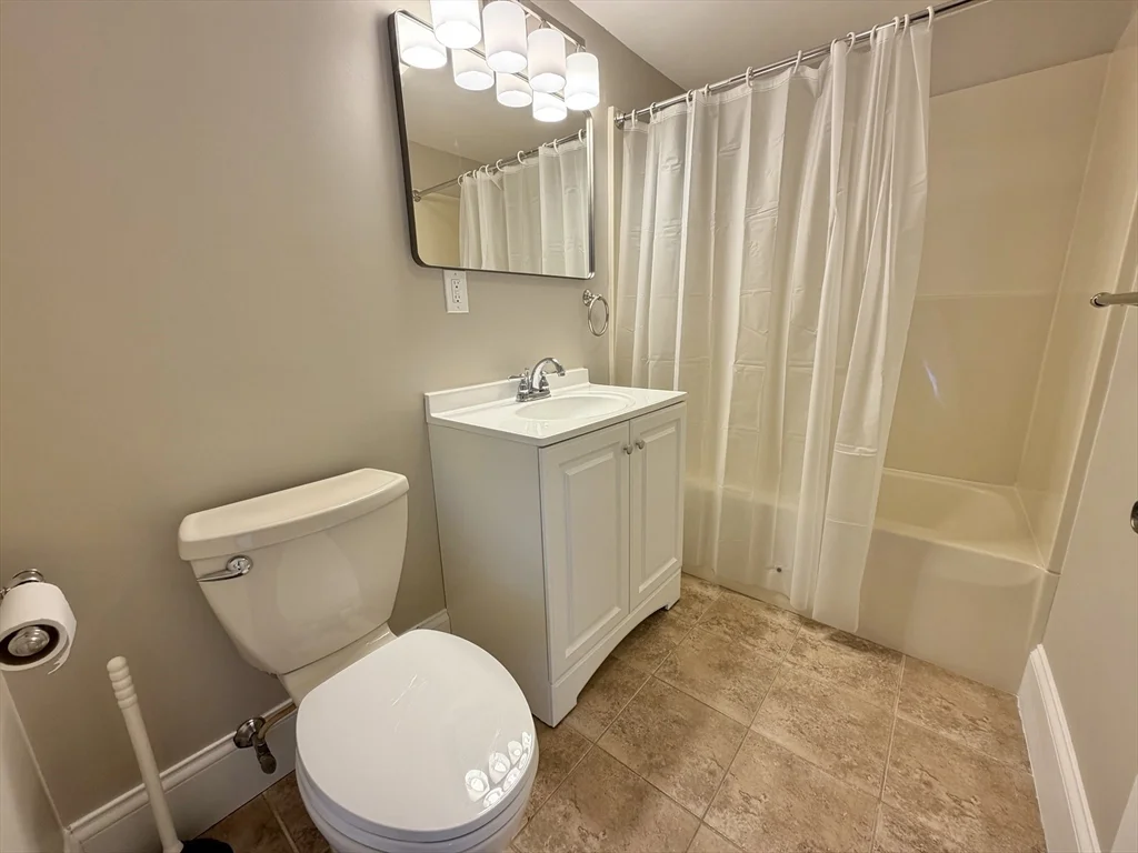 1 bed, 1 bath apartment for rent at 2 Hammond Pond Pkwy Unit 203, Newton — photo 15 of 26