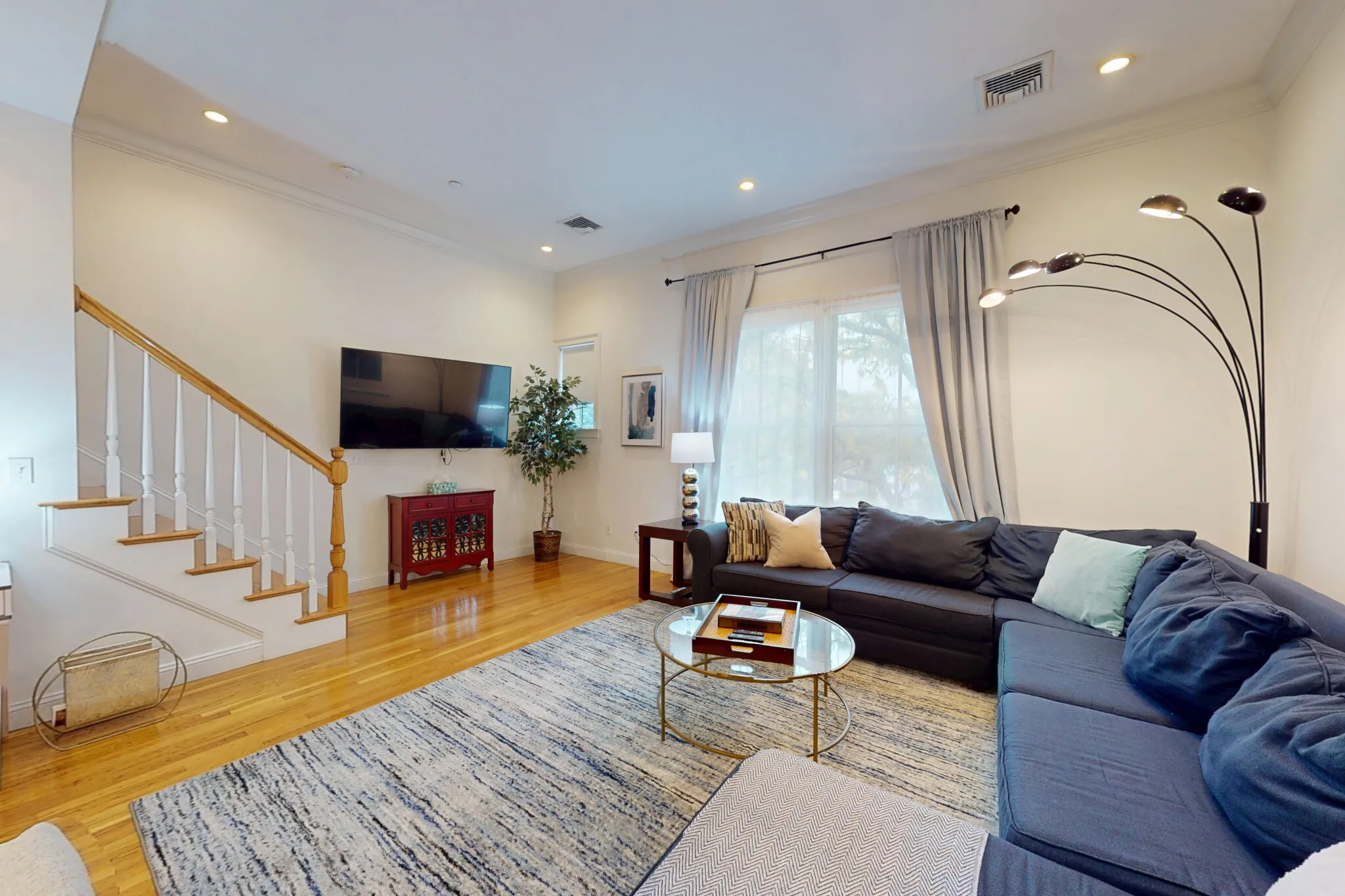 3 bed, 2 bath apartment for rent at 2 Harvard St Unit 2, Brookline Village — photo 2 of 20