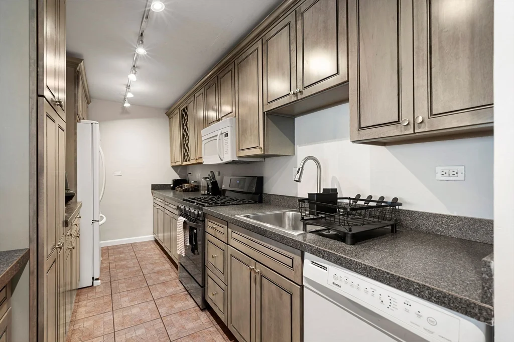 2 bed, 2 bath apartment for rent at 2 Hawthorne Unit 17M, West End — photo 13 of 33