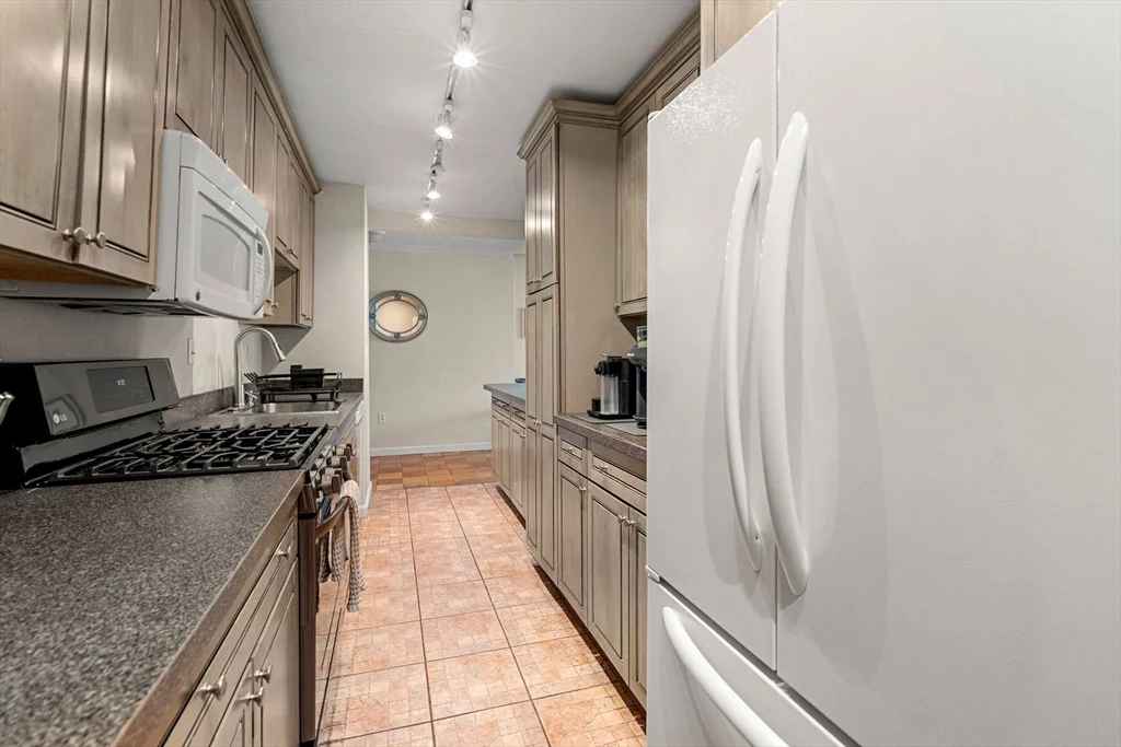 2 bed, 2 bath apartment for rent at 2 Hawthorne Unit 17M, West End — photo 11 of 33