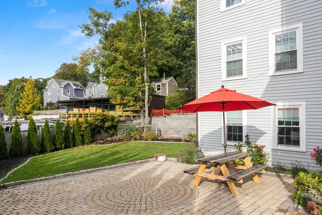 2 bed, 1 bath apartment for rent at 2 Highland Ter Unit 1, Marblehead — photo 2 of 17