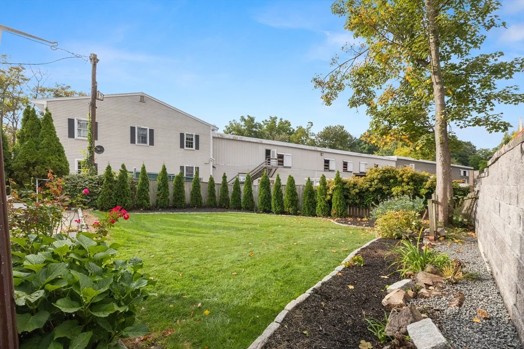 2 bed, 1 bath apartment for rent at 2 Highland Ter Unit 1, Marblehead — photo 3 of 17