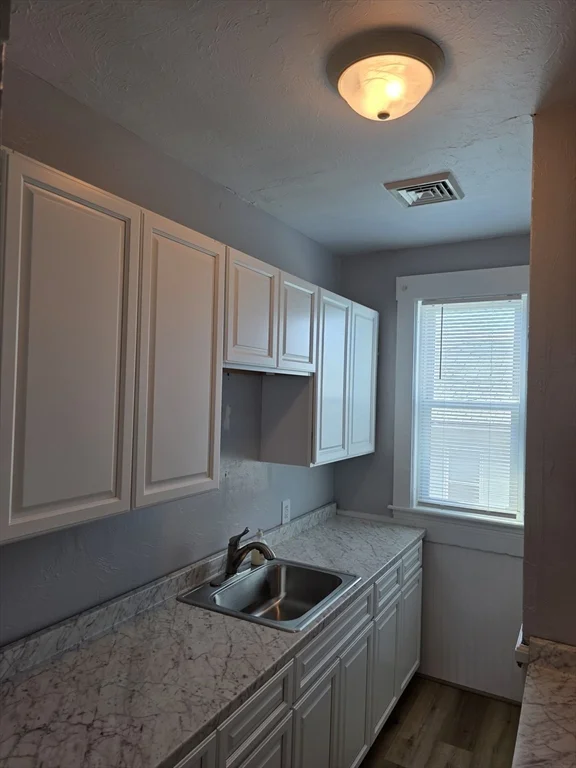 3 bed, 1 bath apartment for rent at 2 Hillside St Unit 3, Worcester — photo 3 of 30