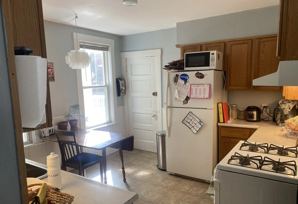 3 bed, 1 bath apartment for rent at 2 Imrie Rd Unit 1, Allston — photo 4 of 5