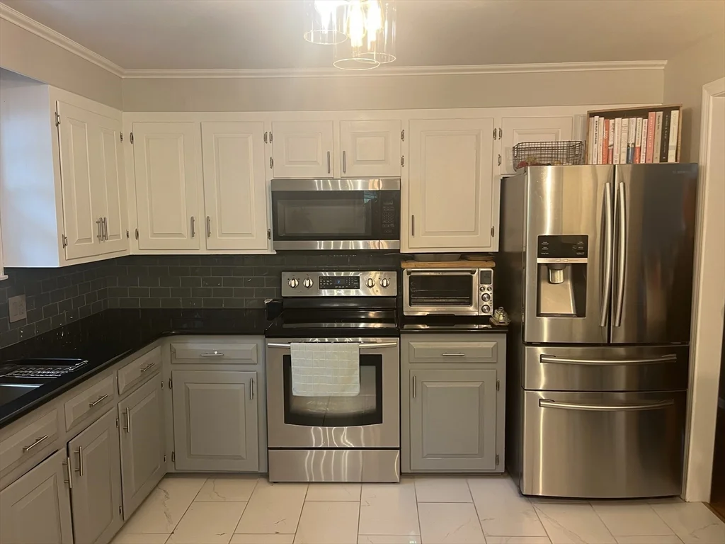 3 bed, 1 bath apartment for rent at 2 Johnson Ln Unit 2, Newbury — photo 2 of 21
