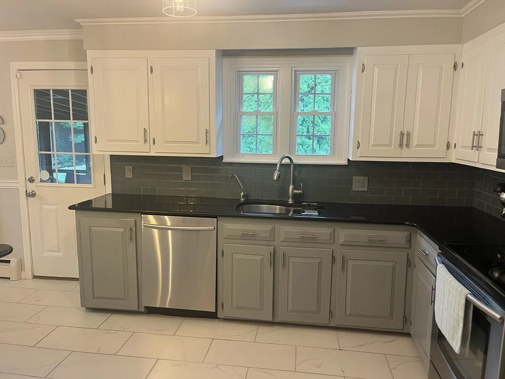 3 bed, 1 bath apartment for rent at 2 Johnson Ln Unit 2, Newbury — photo 3 of 21