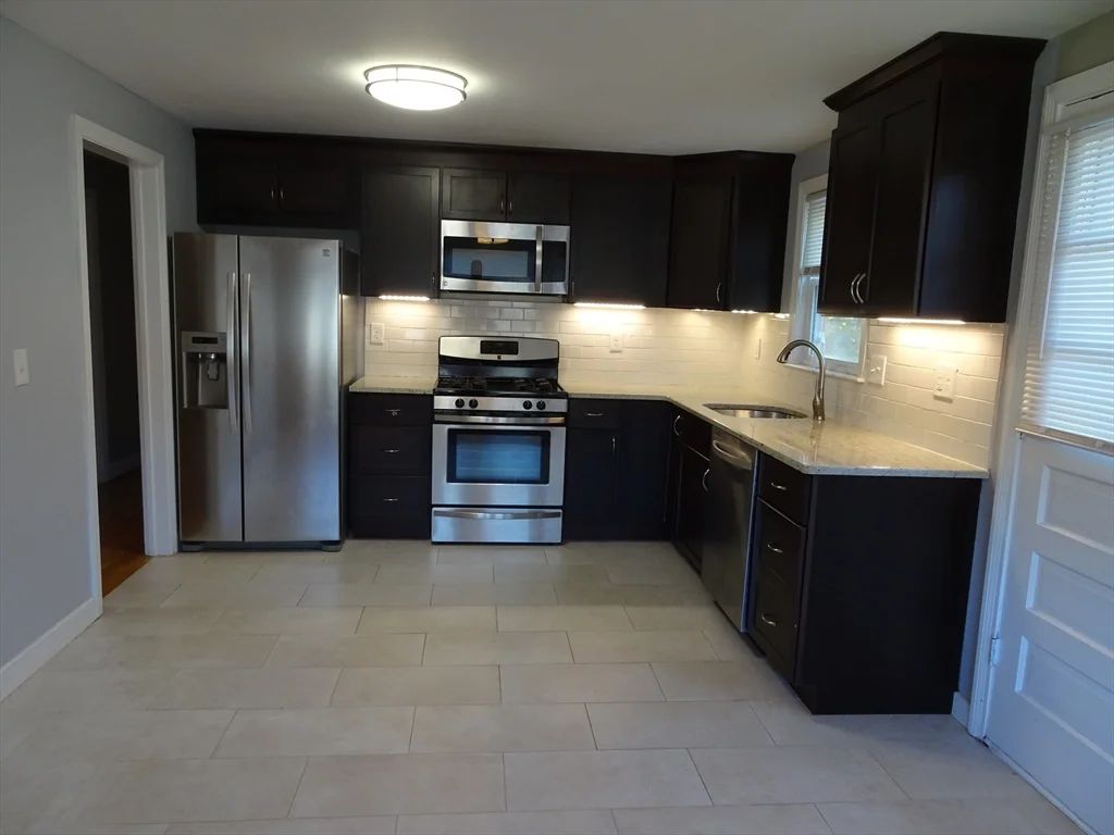 3 bed, 2 bath apartment for rent at 2 Lantern Ln, Burlington — photo 2 of 18