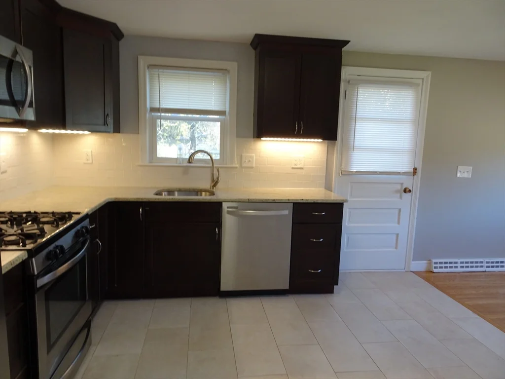3 bed, 2 bath apartment for rent at 2 Lantern Ln, Burlington — photo 3 of 18