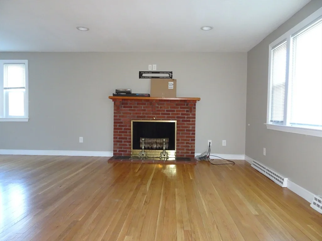 3 bed, 2 bath apartment for rent at 2 Lantern Ln, Burlington — photo 5 of 18