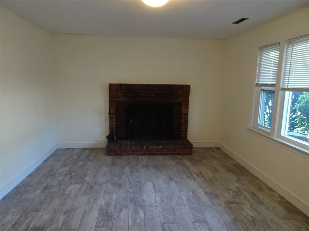 3 bed, 2 bath apartment for rent at 2 Lantern Ln, Burlington — photo 13 of 18