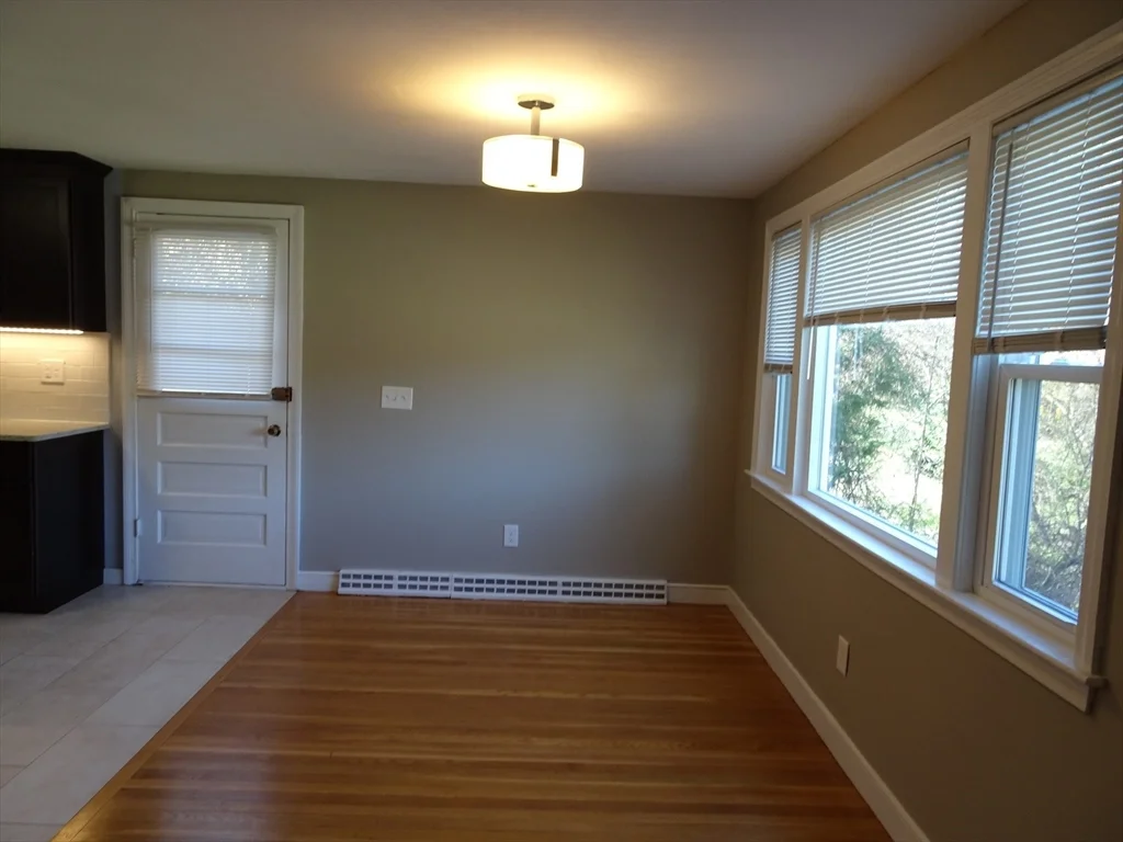 3 bed, 2 bath apartment for rent at 2 Lantern Ln, Burlington — photo 4 of 18