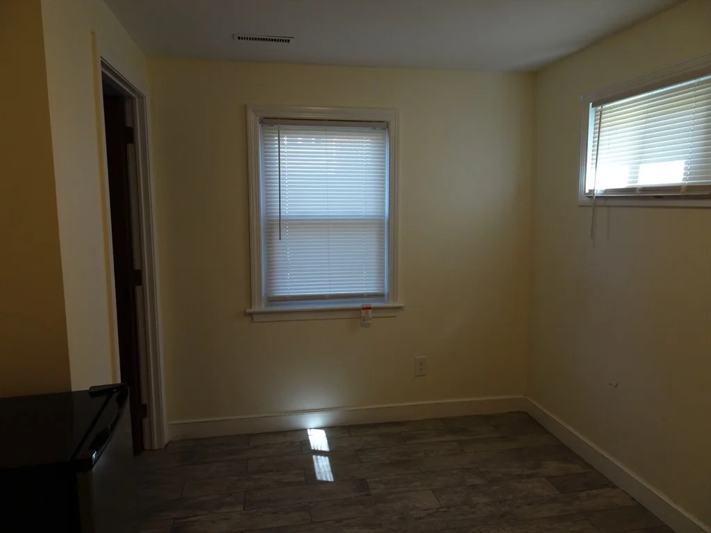 3 bed, 2 bath apartment for rent at 2 Lantern Ln, Burlington — photo 15 of 18