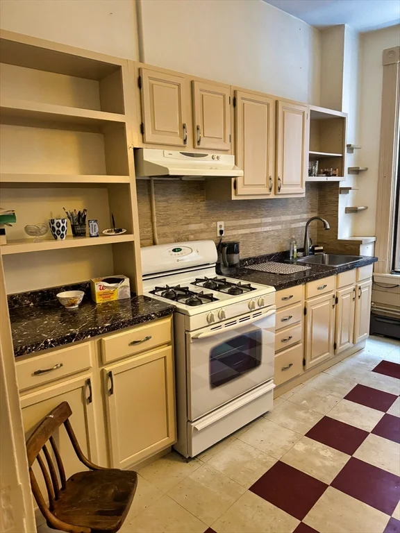 3 bed, 1 bath apartment for rent at 2 Linden Unit 2, Coolidge Corner — photo 19 of 22