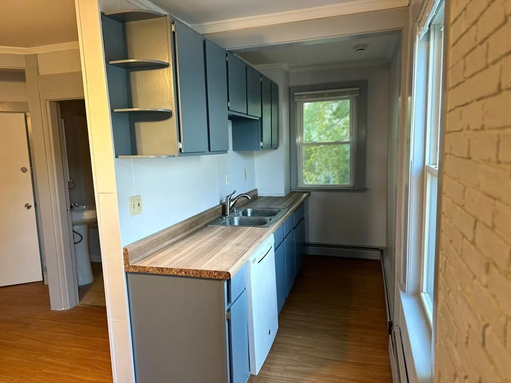 2 bed, 1 bath apartment for rent at 2 Lockwood St Unit 2, Haverhill — photo 4 of 10