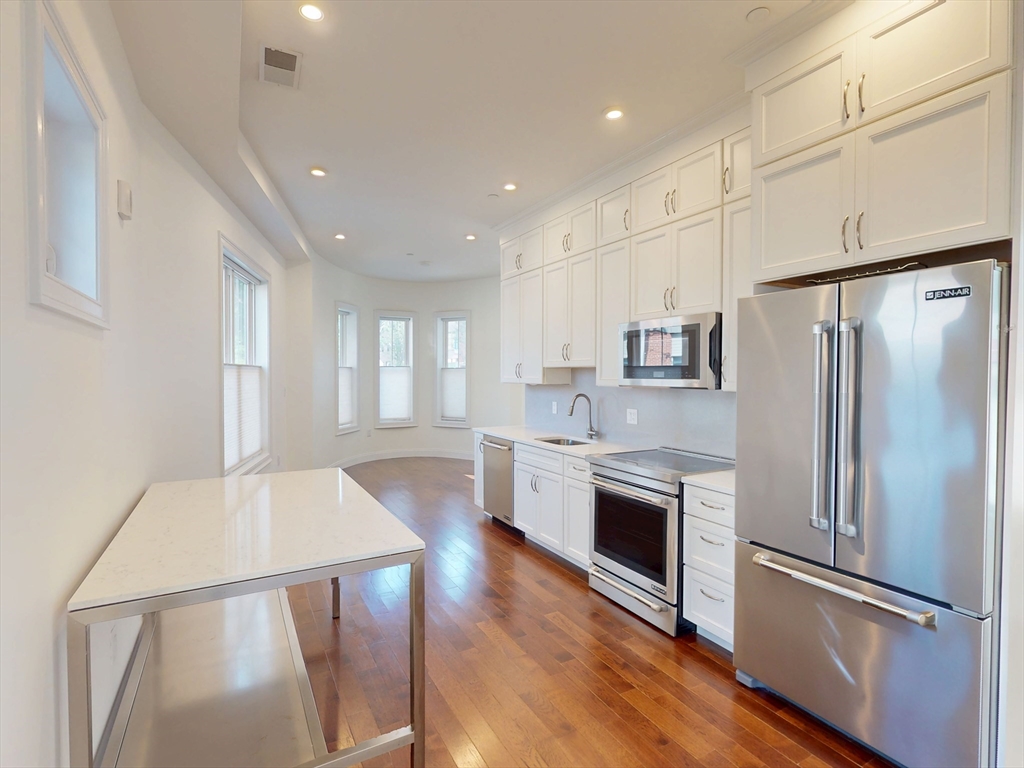 3 bed, 2 bath apartment for rent at 2 Market St Unit TH, Kendall Square — photo 1 of 14