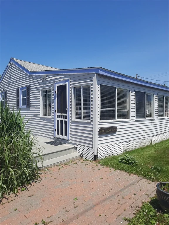 2 bed, 1 bath apartment for rent at 2 Mcarthur Ln, Marshfield — photo 1 of 10