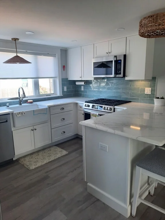 2 bed, 1 bath apartment for rent at 2 Mcarthur Ln, Marshfield — photo 2 of 10