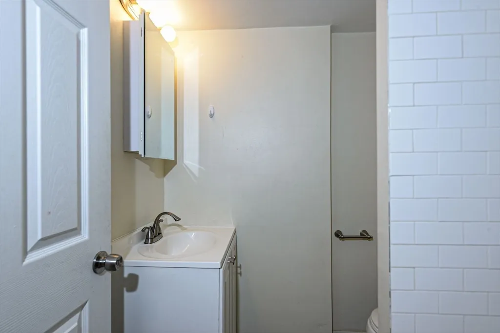 3 bed, 2 bath apartment for rent at 2 Mechanic Unit 1, Newton Upper Falls — photo 12 of 14