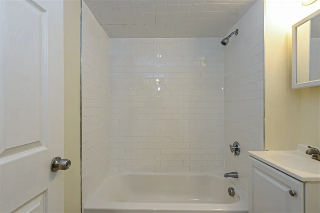 3 bed, 2 bath apartment for rent at 2 Mechanic Unit 1, Newton Upper Falls — photo 7 of 14