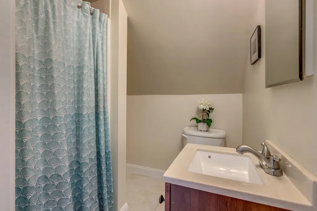 3 bed, 2 bath apartment for rent at 2 Melvin St Unit 2, Wakefield — photo 16 of 17