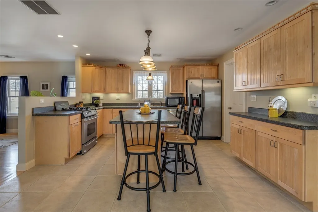 3 bed, 2 bath apartment for rent at 2 Melvin St Unit 2, Wakefield — photo 2 of 17