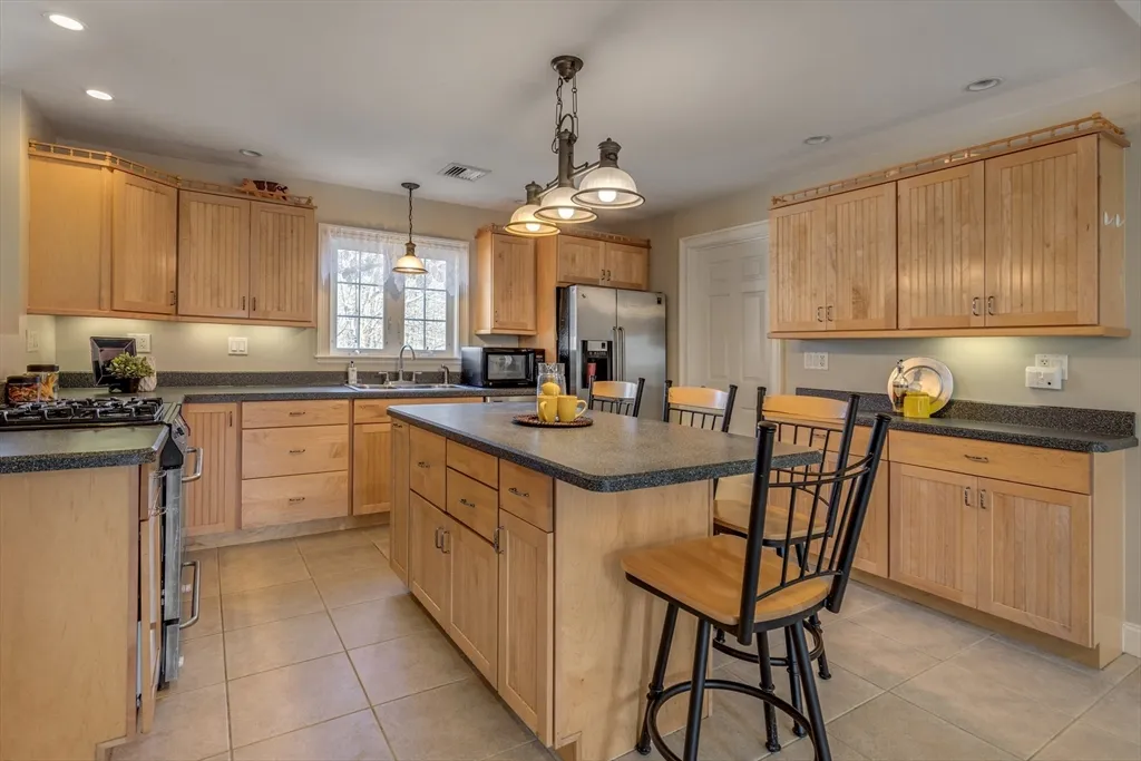 3 bed, 2 bath apartment for rent at 2 Melvin St Unit 2, Wakefield — photo 3 of 17