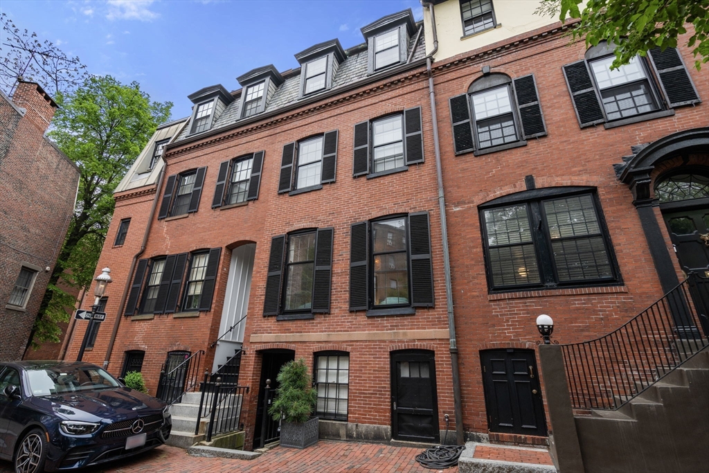 3 bed, 3 bath apartment for rent at 2 Mount Vernon Sq, Beacon Hill