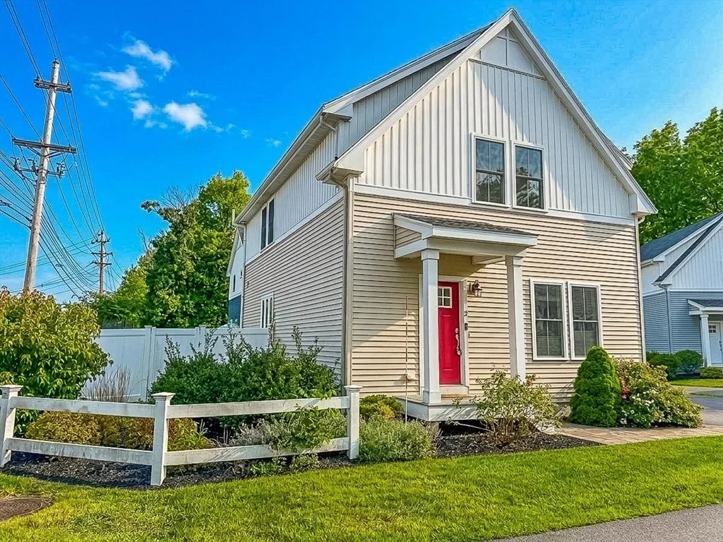 3 bed, 2 bath apartment for rent at 2 O'reilly Ln Unit 2, Foxboro — photo 1 of 24