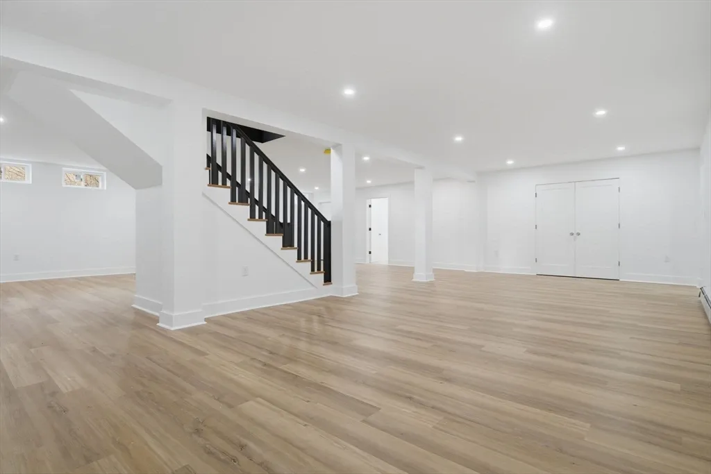 4 bed, 3 bath apartment for rent at 2 Ocean Ave, Phillips Beach — photo 29 of 31
