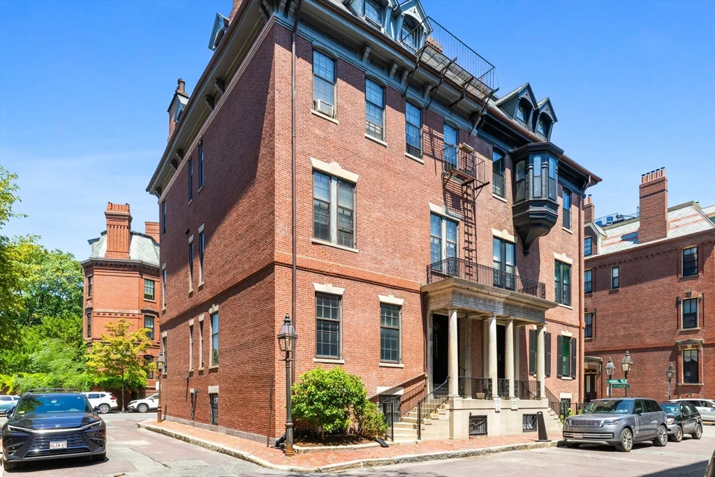 3 bed, 3 bath apartment for rent at 2 Otis Pl Unit 1, Beacon Hill