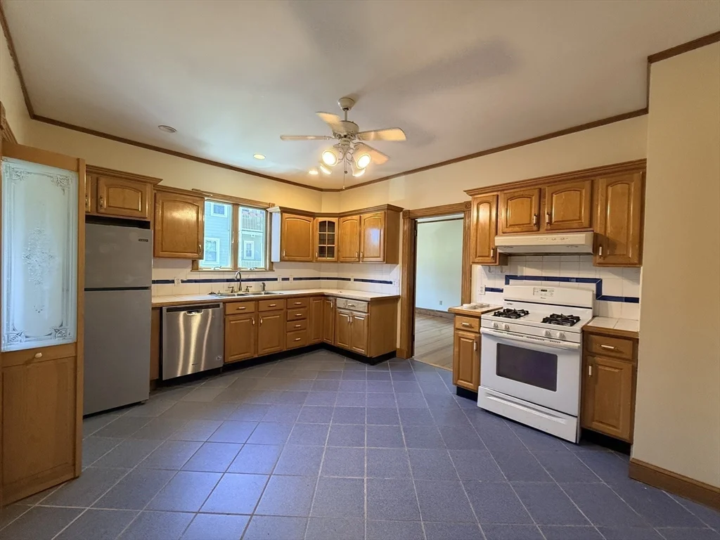 3 bed, 1 bath apartment for rent at 2 Park Unit 2, Belmont — photo 1 of 12