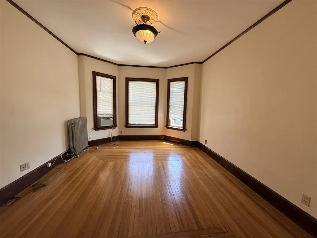 3 bed, 1 bath apartment for rent at 2 Park Unit 2, Belmont — photo 2 of 12