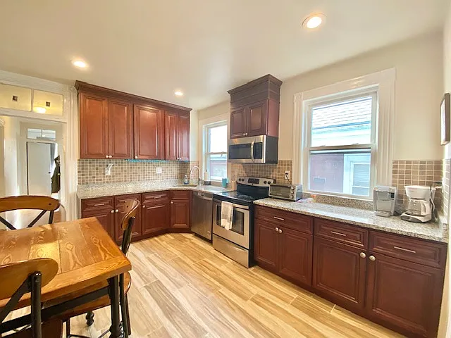 4 bed, 1 bath apartment for rent at 2 Parker Hill Terr Unit 3, Mission Hill — photo 4 of 11
