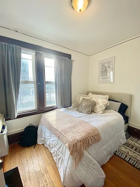4 bed, 1 bath apartment for rent at 2 Parker Hill Terr Unit 3, Mission Hill — photo 6 of 11