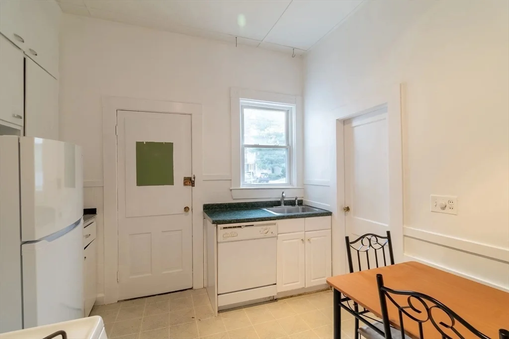2 bed, 1 bath apartment for rent at 2 Sherman St Unit 2, Neighborhood Nine — photo 5 of 12