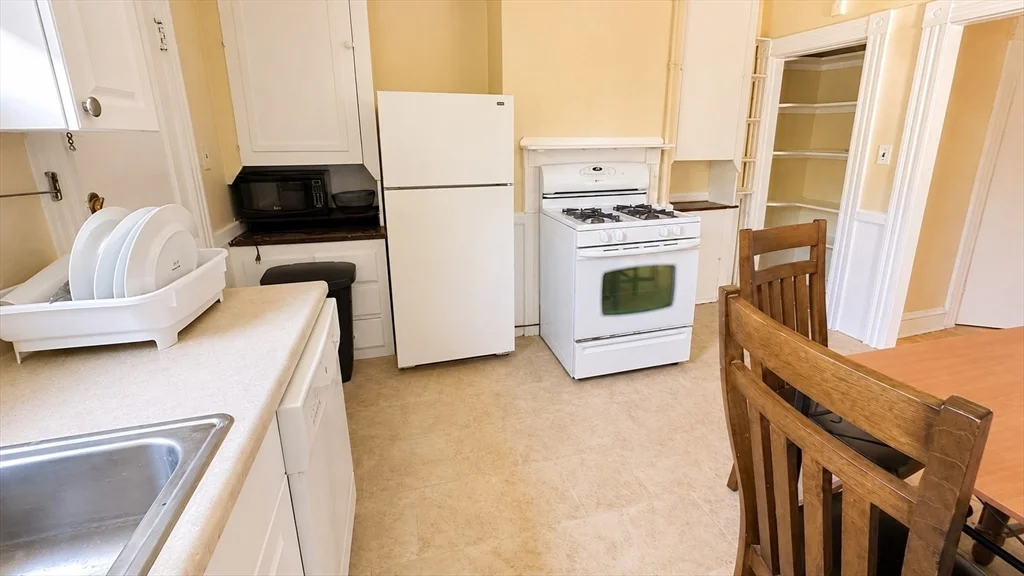3 bed, 1 bath apartment for rent at 2 Sherman St Unit a-3, Neighborhood Nine — photo 8 of 9