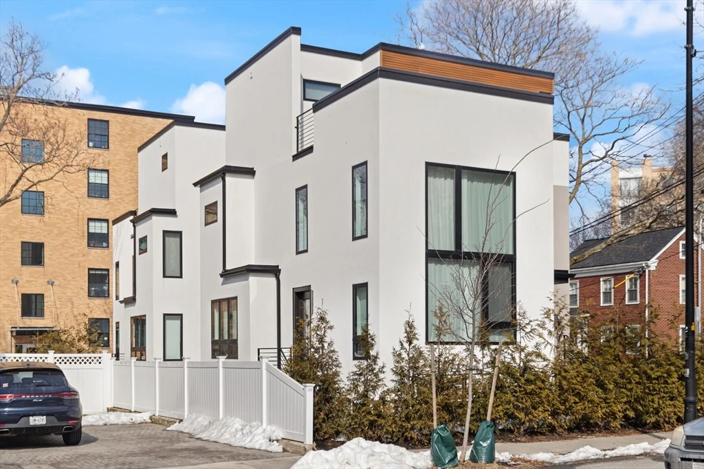 5 bed, 3 bath apartment for rent at 2 Soden Unit N/A, Central Square — photo 1 of 33