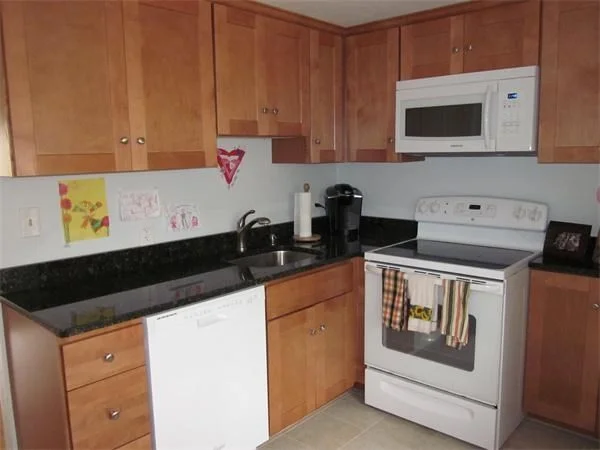 2 bed, 1 bath apartment for rent at 2 Tideview Path Unit 11, Manomet — photo 2 of 7