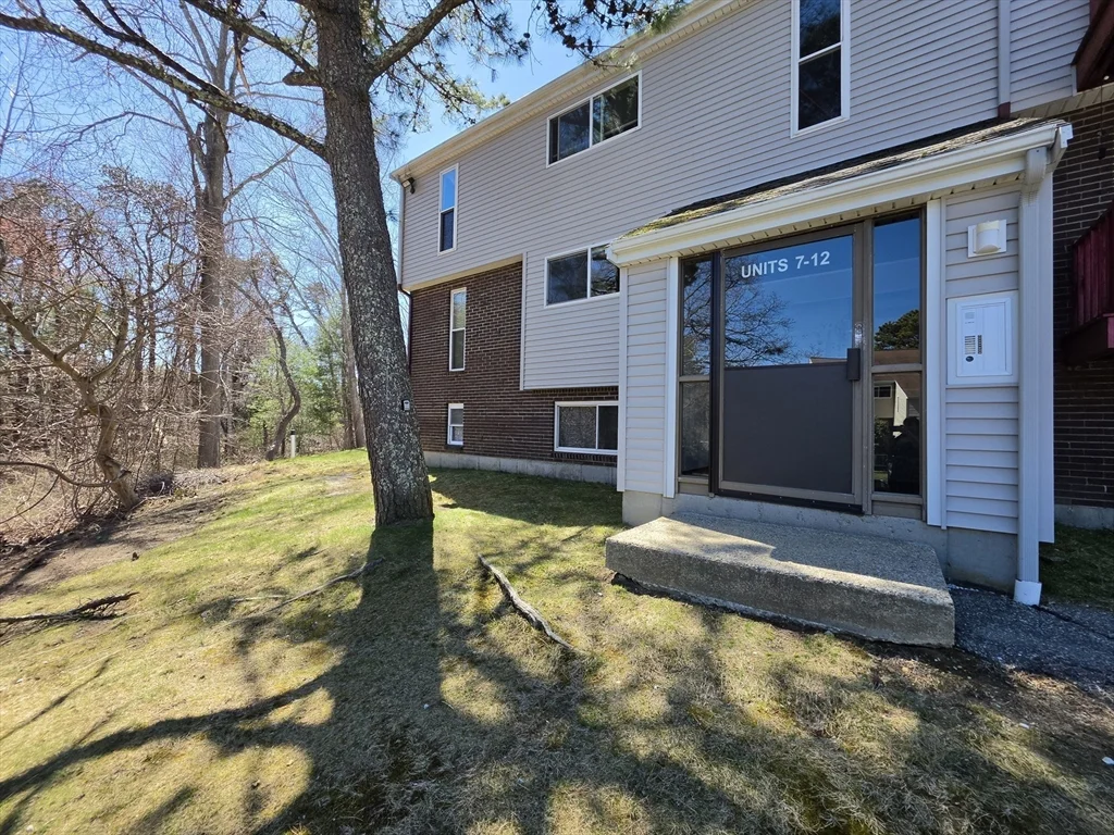 2 bed, 1 bath apartment for rent at 2 Tideview Path Unit 8, Manomet — photo 2 of 13