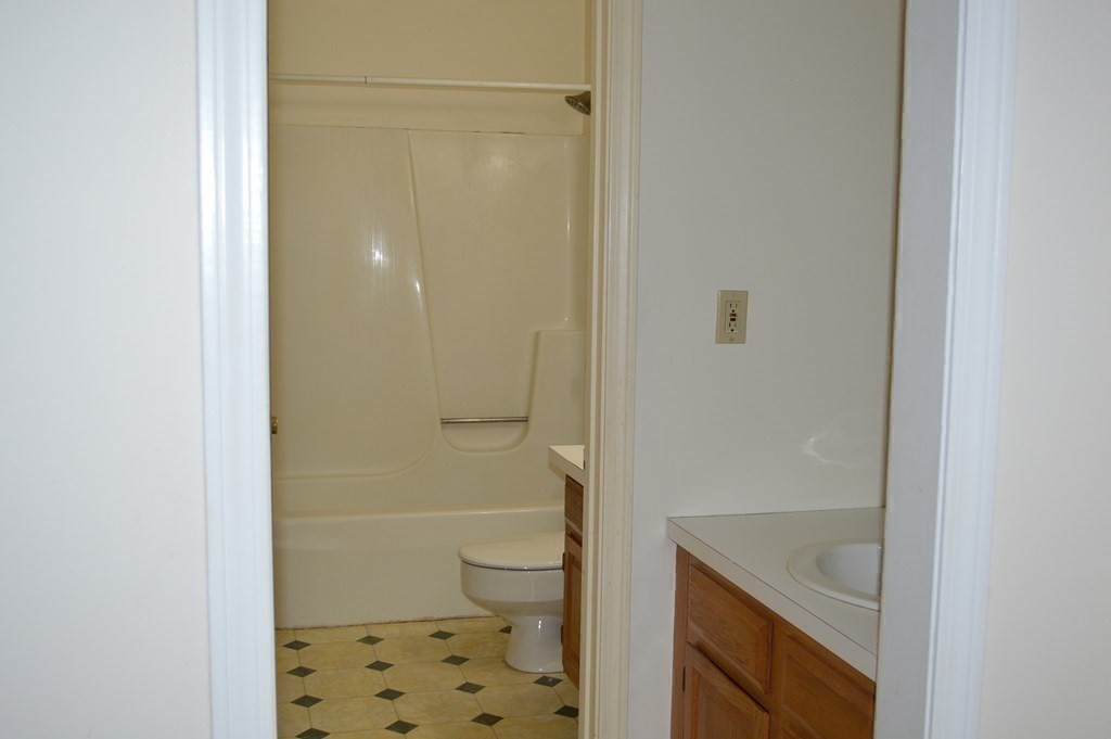 2 bed, 1 bath apartment for rent at 2 Turning Mill Ln Unit 2, Quincy — photo 12 of 25